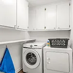 Charming, Cozy Close To Uptown, Airport & Whitewater Center