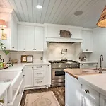 Stunning Home: Private Pool! Holiday home *
