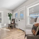 Cozy 4b Retreat Near Uptown King Beds Sleeps 12 Holiday home