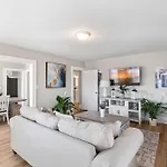 Holiday home Cozy 4b Retreat Near Uptown King Beds Sleeps 12