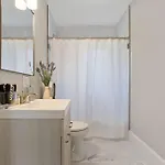 Cozy 4b Retreat Near Uptown King Beds Sleeps 12