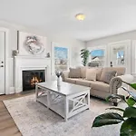 Cozy 4b Retreat Near Uptown King Beds Sleeps 12 Holiday home *