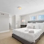 Holiday home Cozy 4b Retreat Near Uptown King Beds Sleeps 12 *