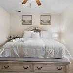 Holiday home Cozy 4b 2 5b King Beds Jacuzzi