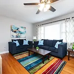 Roomy 3br 2 Bath Minutes To Uptown And Airport Ideal For Small Families Apartment *