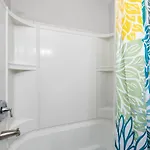 Roomy 3br 2 Bath Minutes To Uptown And Airport Ideal For Small Families Apartment *