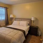 7, Sleep 6, Walk To Attractions In Uptown Apartment