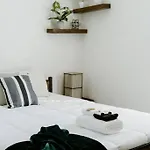 Designer King Suite Walk To Food & Art District