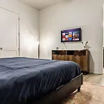 Modern 4 Bedroom House Next To Park!