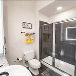 Apartment Luxury Uptown Wi-fi Gym Pool Shops Food! 228 *