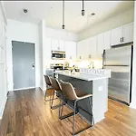 Luxury Apartment Uptown Wi-Fi Gym Pool Shops Food! Apt 228