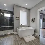 Views Rooftop Hot Tub & Short Walk To Stadium Villa *