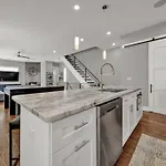 Villa Views Rooftop Hot Tub & Short Walk To Stadium *