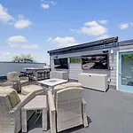 Holiday home Views - Walking Distance To Panthers Stadium