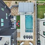 Amazing Views Rooftop Patio, Gym And Game Holiday home *