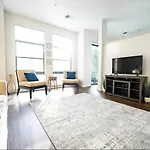 Luxury Uptown Wi-fi Gym Pool Shops Food! 228 Apartment *