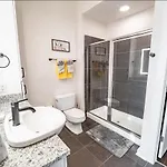 Luxury Uptown Wi-fi Gym Pool Shops Food! 228 Apartment *