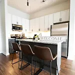 Luxury Uptown Wi-fi Gym Pool Shops Food! 228 Apartment