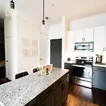 Luxury Uptown Wi-fi Gym Pool Shops Food! 228 Apartment