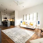 Apartment Luxury Uptown Wi-fi Gym Pool Shops Food! 228