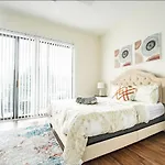 Apartment Luxury Uptown Wi-fi Gym Pool Shops Food! 228