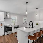 3 Mi To & Pet Friendly & Quiet Neighborhood Holiday home