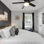 3 Mi To & Pet Friendly & Quiet Neighborhood Holiday home
