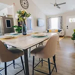 Retreat - 4 Bedroom Oasis With King & Private Yard Near Downtown * Charlotte
