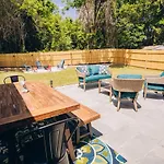 Retreat - 4 Bedroom Oasis With King & Private Yard Near Downtown