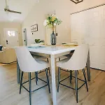 Holiday home Retreat - 4 Bedroom Oasis With King & Private Yard Near Downtown