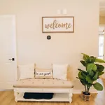 Retreat - 4 Bedroom Oasis With King & Private Yard Near Downtown Charlotte
