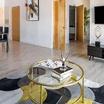 Apartment Luxurious & Comfy Downtown Oasis ~ Views ~ Parking *