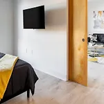 Apartment Luxurious & Comfy Downtown Oasis ~ Views ~ Parking *