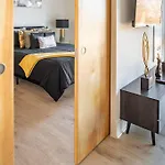 Luxurious & Comfy Downtown Oasis ~ Views ~ Parking *