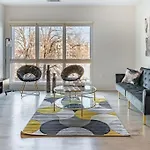 Luxurious & Comfy Downtown Oasis ~ Views ~ Parking