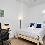 Spacious 4 Bed - 2 Mins To Stadium - Free Parking - Gym - Views