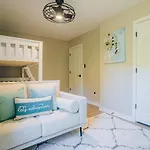 City Retreat - 4 Bedroom Oasis With King & Private Yard Near Downtown