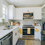 Retreat - 4 Bedroom Oasis With King & Private Yard Near Downtown Holiday home *