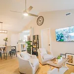 Holiday home Retreat - 4 Bedroom Oasis With King & Private Yard Near Downtown Charlotte