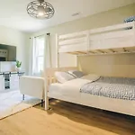 Holiday home Retreat - 4 Bedroom Oasis With King & Private Yard Near Downtown