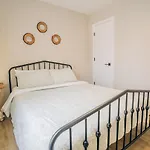 Retreat - 4 Bedroom Oasis With King & Private Yard Near Downtown Holiday home *