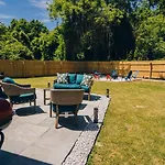 Retreat - 4 Bedroom Oasis With King & Private Yard Near Downtown Holiday home