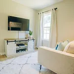Retreat - 4 Bedroom Oasis With King & Private Yard Near Downtown Holiday home *