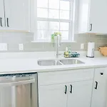 Holiday home Retreat - 4 Bedroom Oasis With King & Private Yard Near Downtown