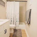 Retreat - 4 Bedroom Oasis With King & Private Yard Near Downtown Charlotte