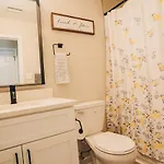 Holiday home Retreat - 4 Bedroom Oasis With King & Private Yard Near Downtown