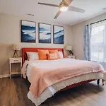 Retreat - 4 Bedroom Oasis With King & Private Yard Near Downtown Holiday home