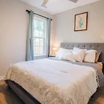 Holiday home Retreat - 4 Bedroom Oasis With King & Private Yard Near Downtown