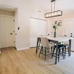Retreat - 4 Bedroom Oasis With King & Private Yard Near Downtown *