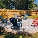 Retreat - 4 Bedroom Oasis With King & Private Yard Near Downtown *
